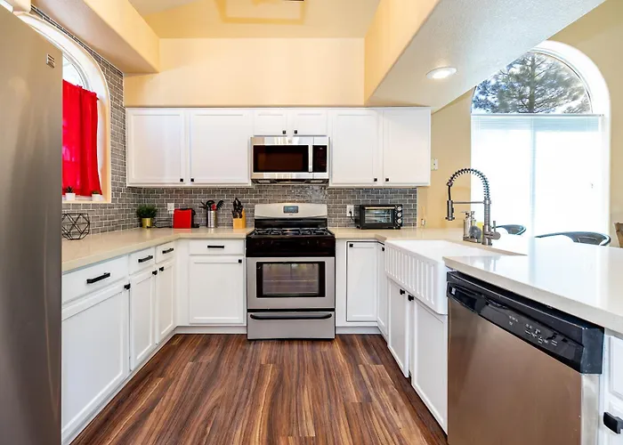 Villa Mountain Jewel Modern Townhome In The Pines Great Location Near Downtown